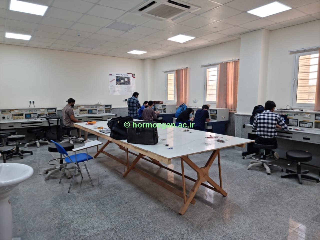 انجمن های مهندسی برق
و رباتیک دانشگاه هرمزگان با همکاری معاونت فرهنگی و اجتماعی دانشگاه دوره آردوینو را برگزار کرد.